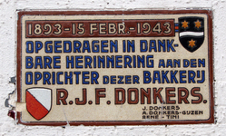 820093 Afbeelding van een herdenkingstegeltje 50 jaar Bakkerij Donkers, 1893-1943 , teruggevonden tijdens de sloop van ...